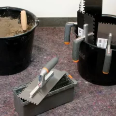 Comment bien choisir son peigne à colle