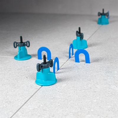 Le système de nivellement aide à limiter les désaffleurements et à obtenir une pose plus plane sur les grands formats.Systeme de nivellement pour carrelage grand format