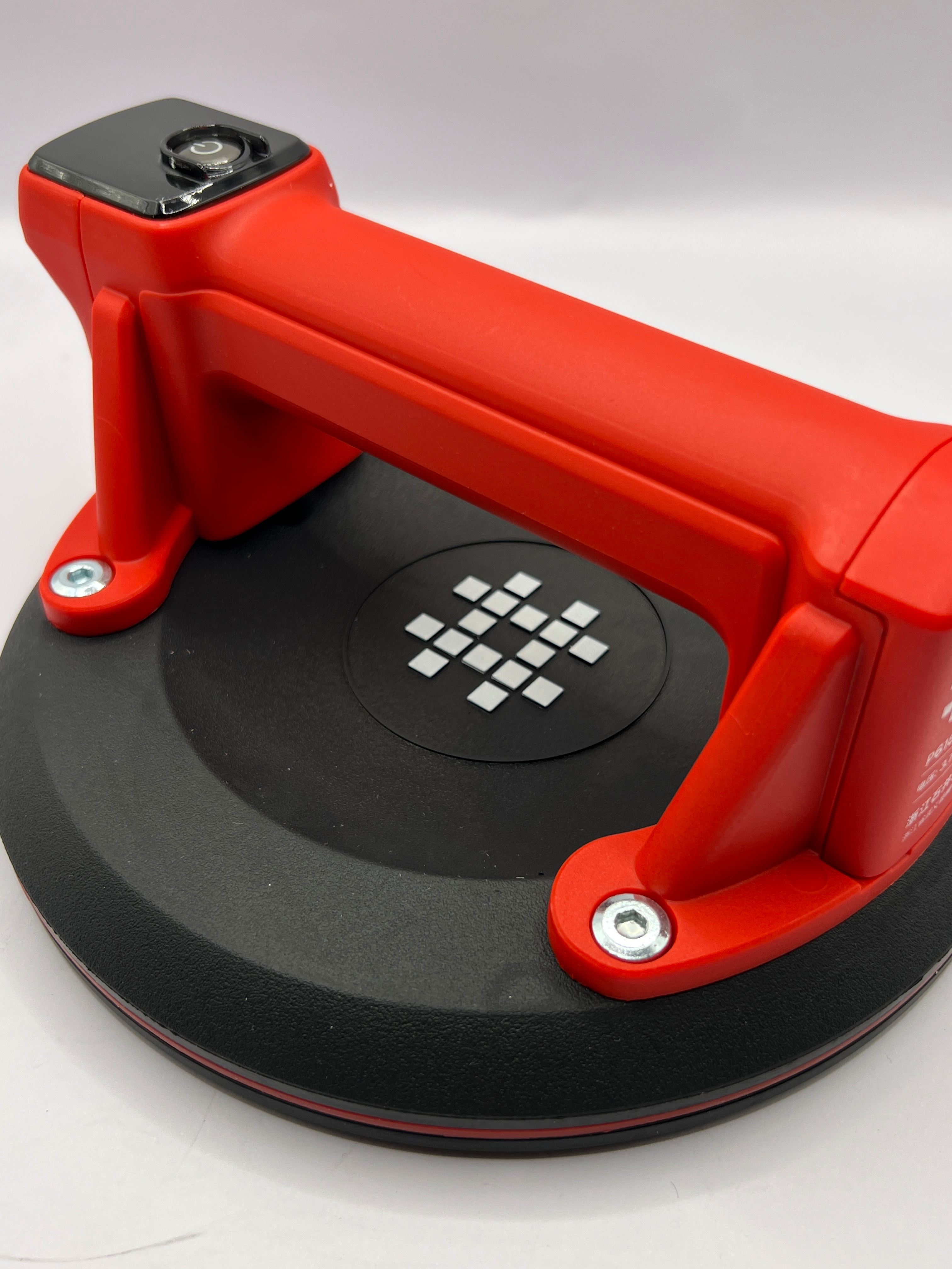 Une ventouse bien adaptée améliore la prise en main et la sécurité lors de la manipulation des grands carreaux. utilisation d une ventouse pour manipuler un carreau grand format