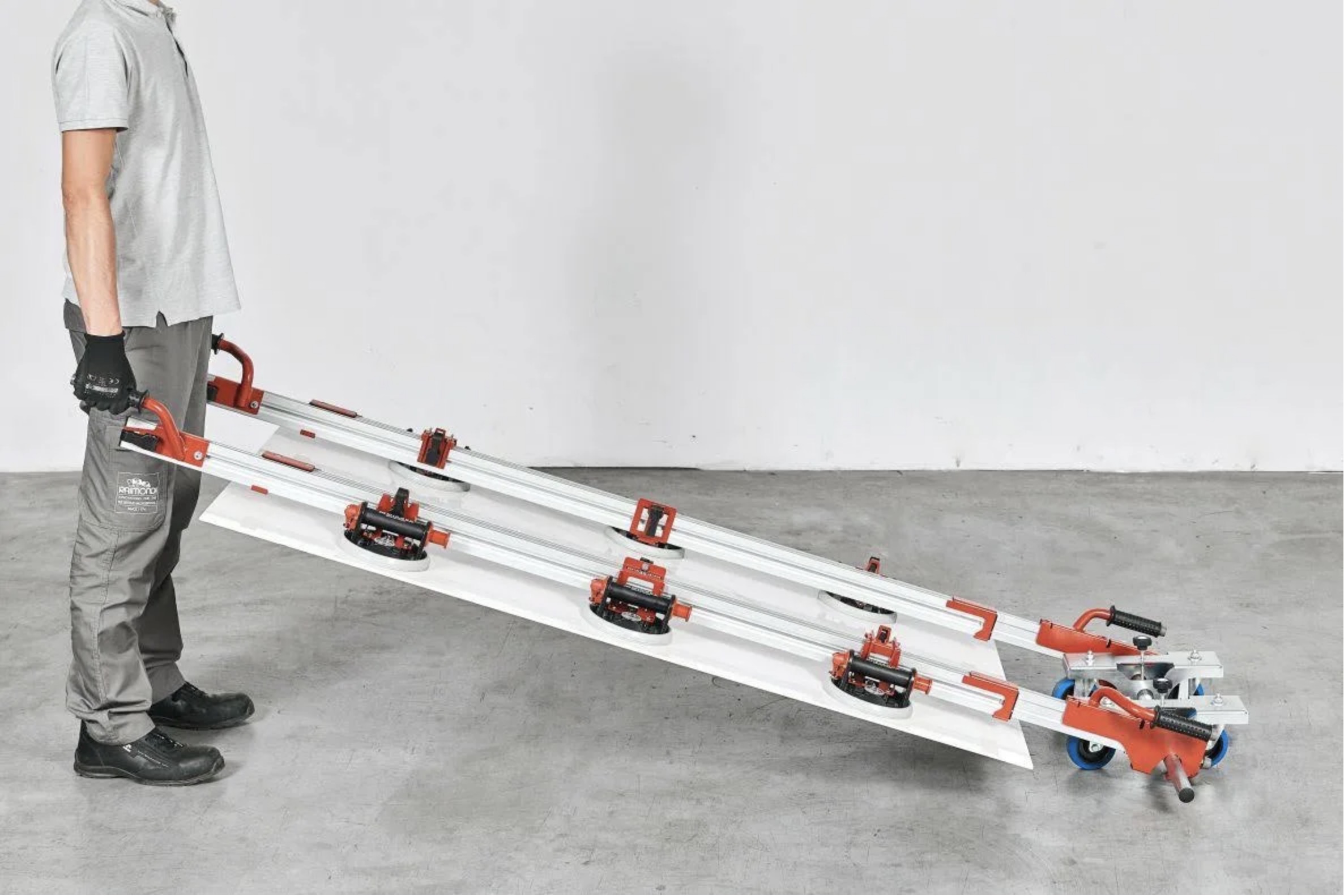 Les cadres de portage avec ventouses facilitent la manutention des grands formats et réduisent les efforts physiques sur chantier. Texte alt : cadre de portage pour carrelage grand format avec ventouses et roulettes