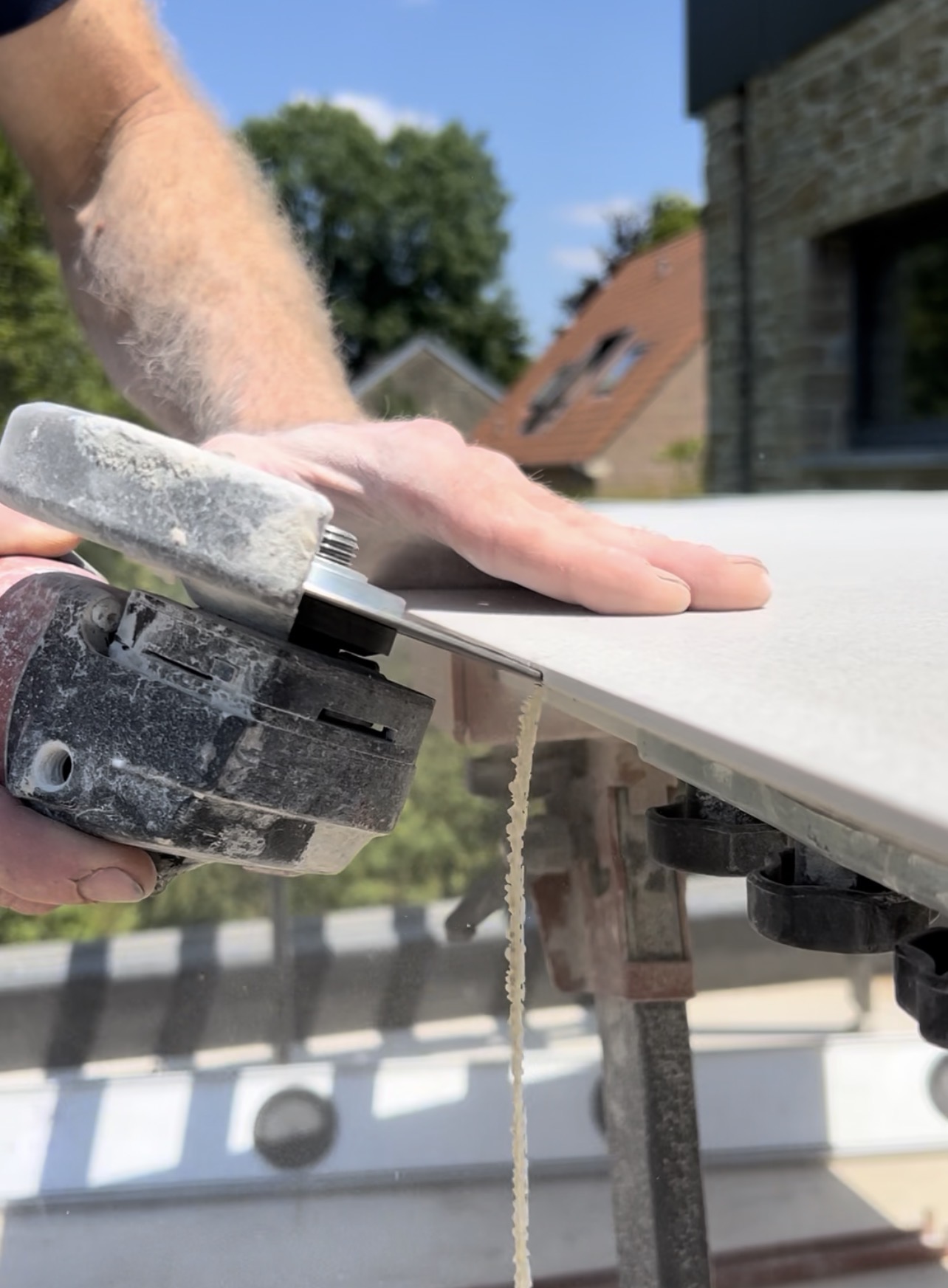 Les coupes et finitions sur carrelage grand format demandent de la précision, du bon matériel et une gestuelle maîtrisée.  finition et coupe de carrelage grand format a la meuleuse